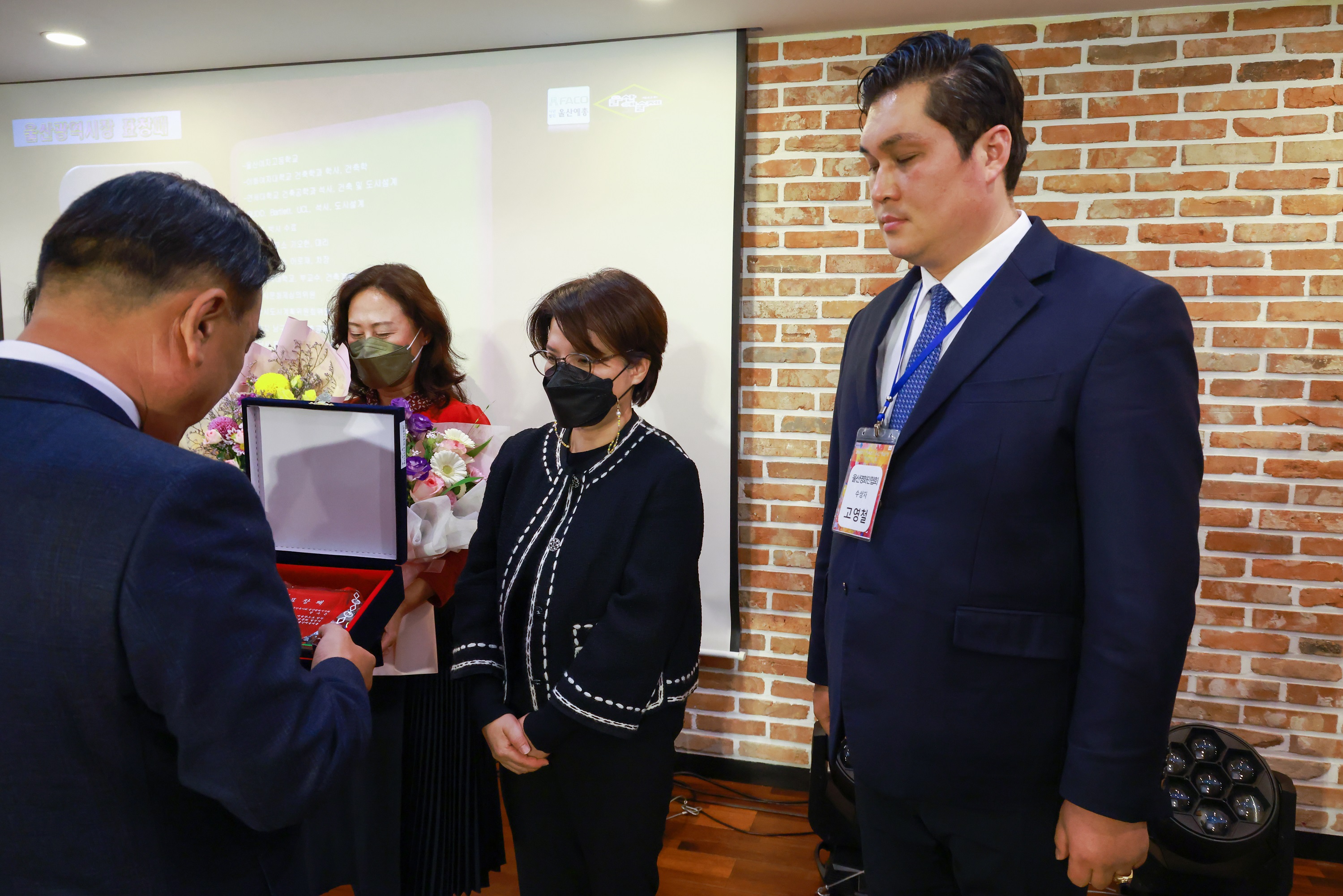 제 42회 울산예술제 울산광역시장 공로패 수여_ 건축과 정수은 교수