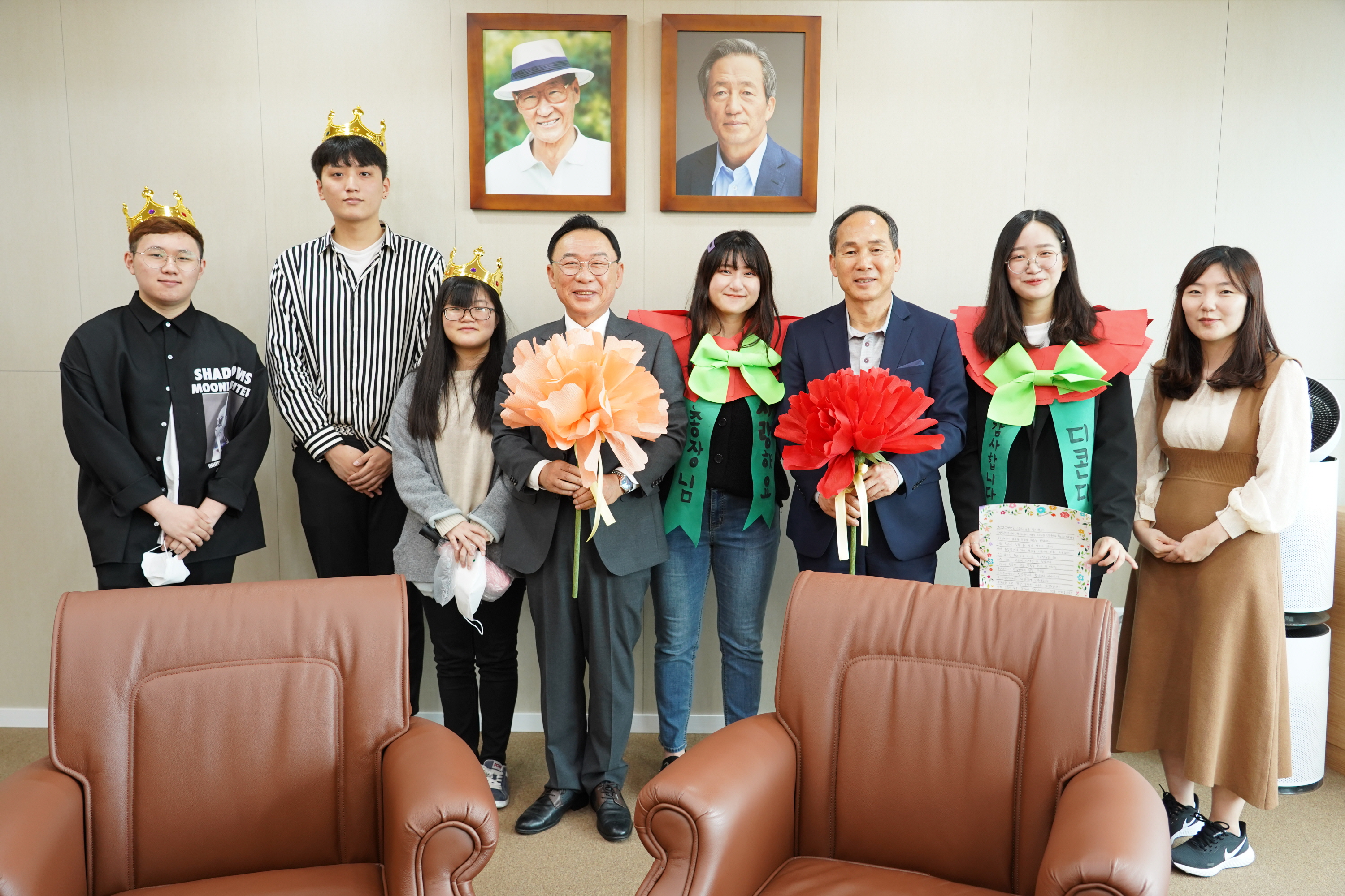 스승의날 기념 디지털콘텐츠디자인학과 총장께 카네이션 전달